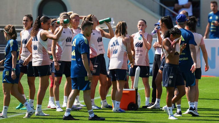 Pemain minum selama sesi latihan tim sepak bola Spanyol di Euro 2025, di Lausanne, Swiss Selasa, 1 Juli 2025 Foto: AP