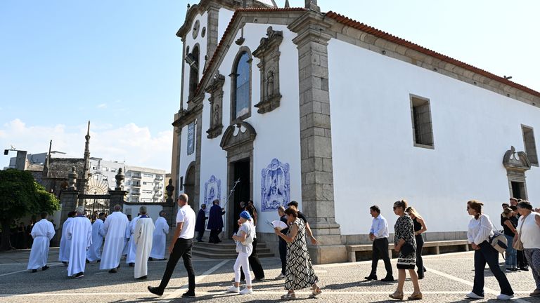 Para pelayat di pemakaman Diogo Jota dan Andre Silva yang diadakan di Igreja Matriz de Gondomar di kota Gondomar dekat Porto. Penyerang Liverpool dan Portugal itu meninggal bersama dengan adik laki-lakinya Andre Silva dalam kecelakaan di Zamora pada Kamis pagi. Tanggal gambar: Sabtu 5 Juli 2025. Foto PA. Kredit foto harus berbunyi: PA Wire.