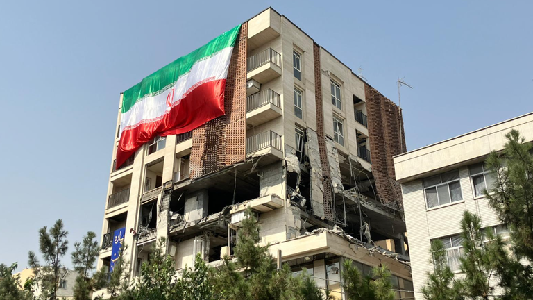 Bangunan tempat tinggal dihantam oleh Israel di Teheran