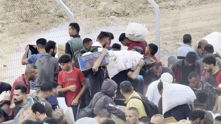 Warga Palestina yang menyebar dari gas air mata menembakkan ke lokasi distribusi bantuan di Gaza. Foto: AP
