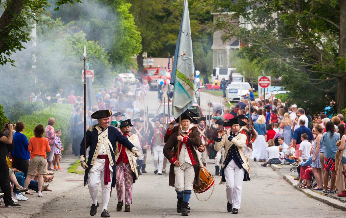 Empat Juli re-enactors berbaris melalui Massachusetts