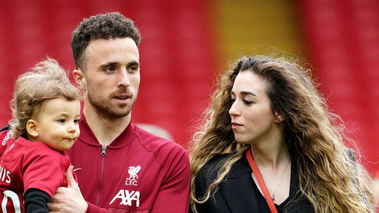 Diogo Jota berjalan di lapangan bersama keluarganya pada tahun 2022. Foto: PA