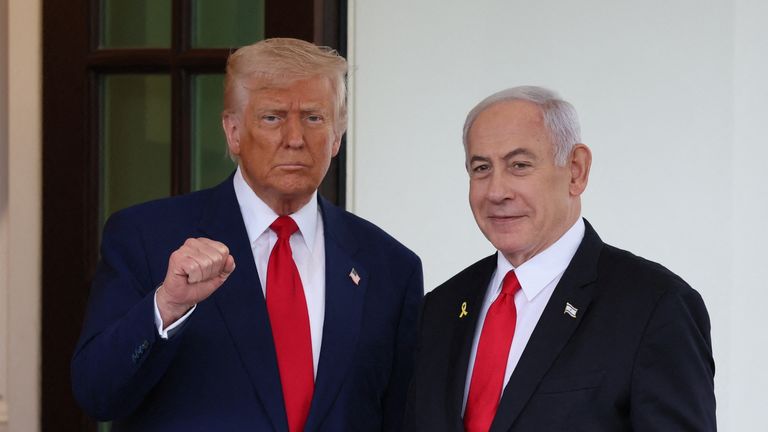 Donald Trump, kiri, dengan Benjamin Netanyahu di pintu masuk Gedung Putih. Foto: Reuters