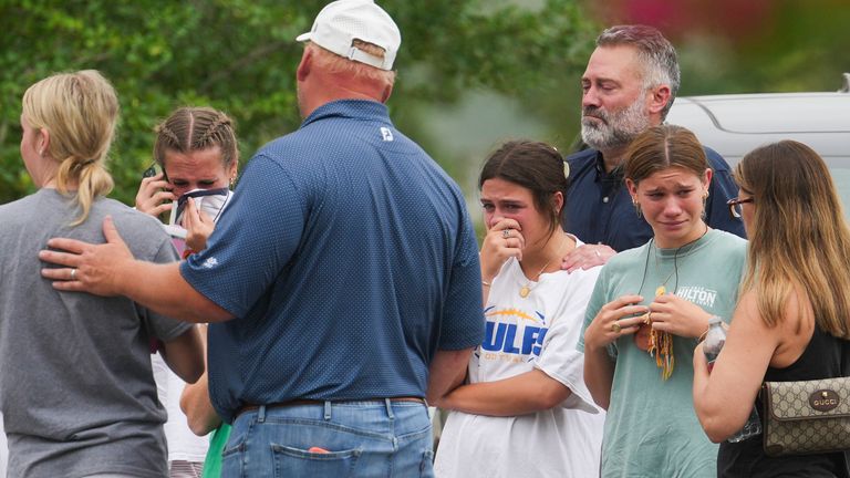 Orang-orang saling menghibur di Kerville. Foto: Jason Fochtman/Houston Chronicle via AP
