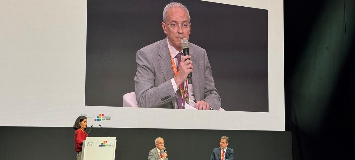 Menteri Luar Negeri Spanyol untuk Keuangan Jesús Gascón (di layar) berpidato dalam pertemuan di konferensi Pembiayaan untuk Pembangunan di Sevilla, Spanyol. Menteri Luar Negeri Spanyol untuk Keuangan Jesús Gascón (di layar) berpidato dalam pertemuan di konferensi Pembiayaan untuk Pembangunan di Sevilla, Spanyol.