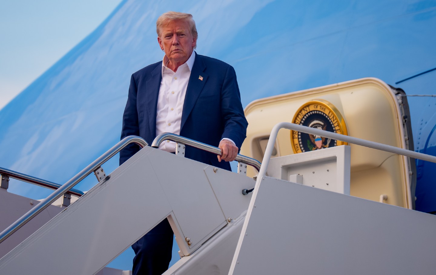 Presiden AS Donald Trump berjalan di Halaman Selatan Gedung Putih setelah tiba di Marine One di Washington.
