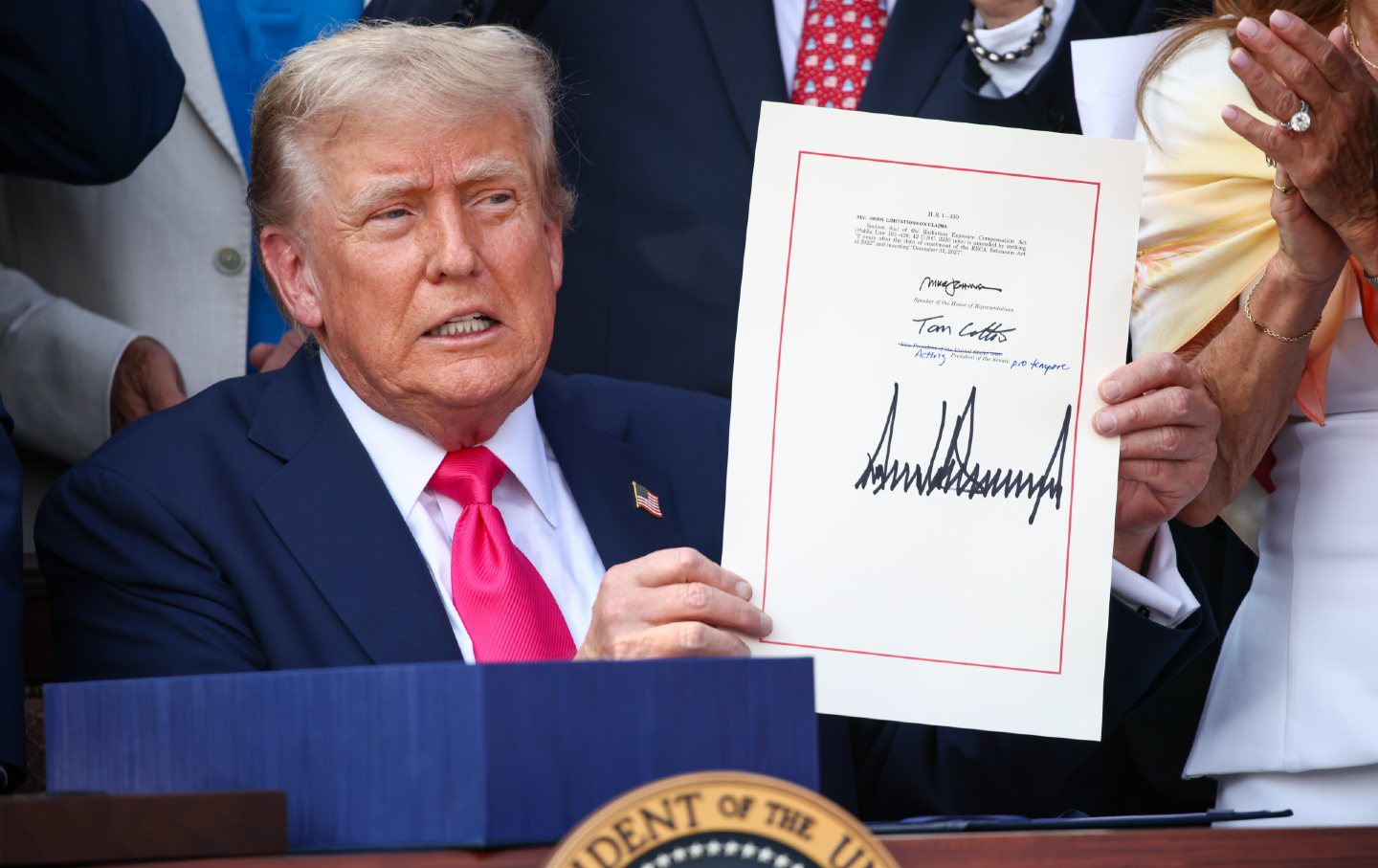 Donald Trump menandatangani Undang-Undang Satu, Besar Indah menjadi undang-undang selama piknik keluarga militer Hari Kemerdekaan di Halaman Selatan Gedung Putih pada 4 Juli 2025, di Washington, DC.
