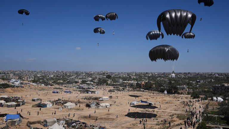 Palestina bergegas mengumpulkan bantuan kemanusiaan yang dijatuhkan di Gaza tengah. Foto: AP