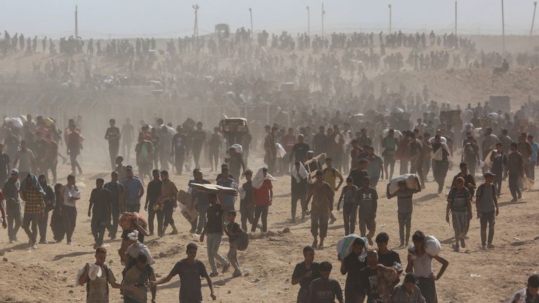 Kerumunan besar warga Palestina berkumpul untuk menerima bantuan dari Yayasan Kemanusiaan Gaza yang didukung AS. Foto: Reuters