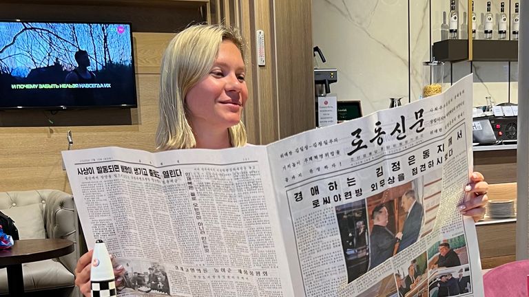 Turis Rusia Anastasiya Samsonova membaca surat kabar Korea Utara. Foto: Anastasiya Samsonova