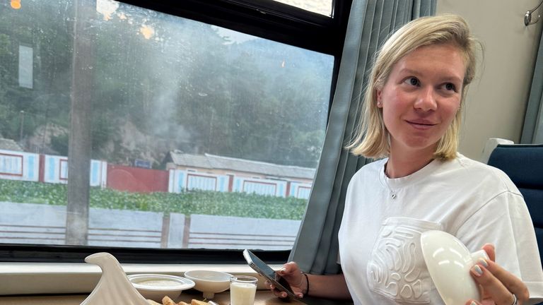 Turis Rusia Anastasiya Samsonova menikmati makanan di kereta api di Korea Utara. Foto: Anastasiya Samsonova