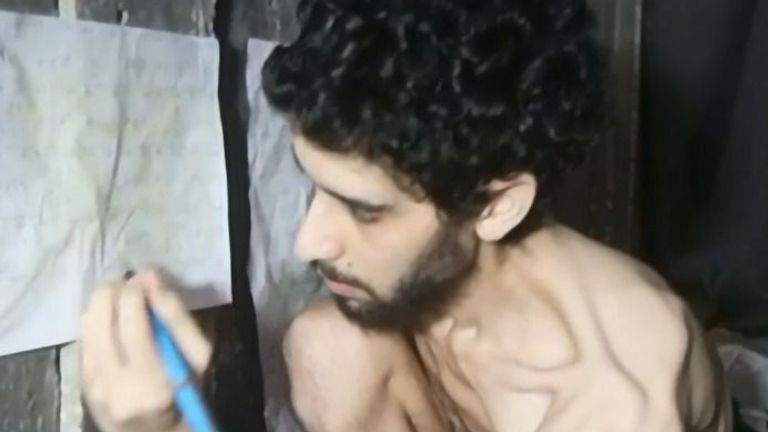 Dalam video tersebut, Evyatar David menulis di kalender buatan tangan di dinding terowongan