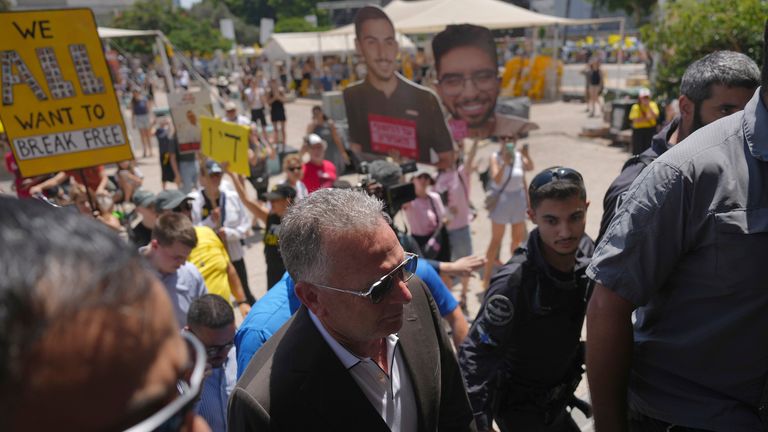 Steve Witkoff, pusat depan, tiba untuk bertemu keluarga sandera di Tel Aviv, Israel. Foto: AP/Ariel Schalit