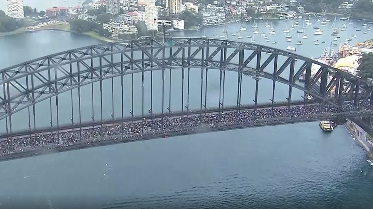 Pengunjuk rasa pro-Palestina di Jembatan Pelabuhan Sydney