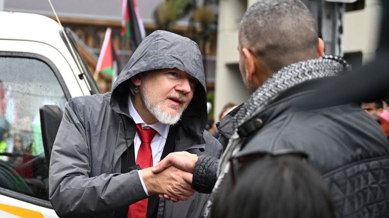 Pendiri WikiLeaks Julian Assange bergabung dengan pengunjuk rasa yang berkumpul untuk berjalan melintasi Jembatan Pelabuhan Sydney. Foto: AAP/Dean Lewins/Reuters