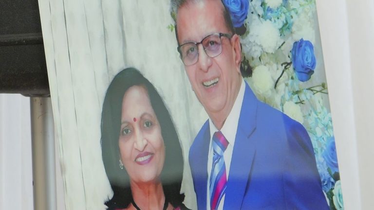Foto Ashok dan Shobhana Patel, yang tewas dalam kecelakaan pesawat Air India, dipajang pada sebuah vigil