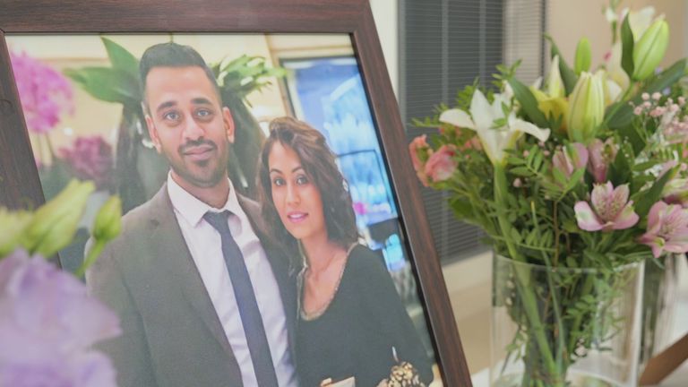 Foto Sunny dan Monali Patel, yang meninggal dalam kecelakaan pesawat Air India, dipajang pada sebuah aksi