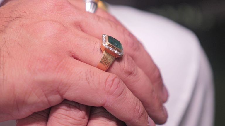 Cincin Ashok Patel, ditemukan dari penerbangan Air India, dikenakan oleh Miten Patel