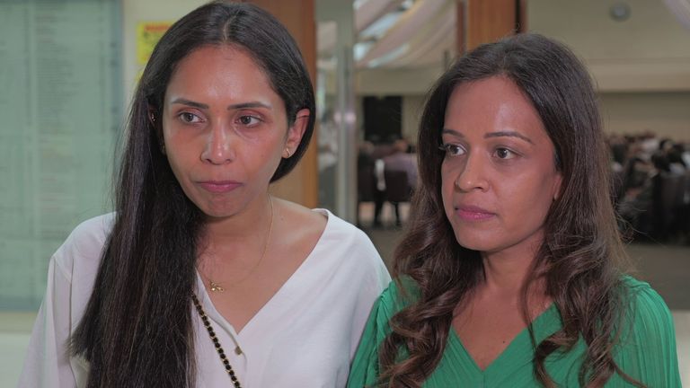 Jina dan Komal Patel, yang kerabatnya Sunny dan Monali Patel meninggal dalam kecelakaan pesawat Air India