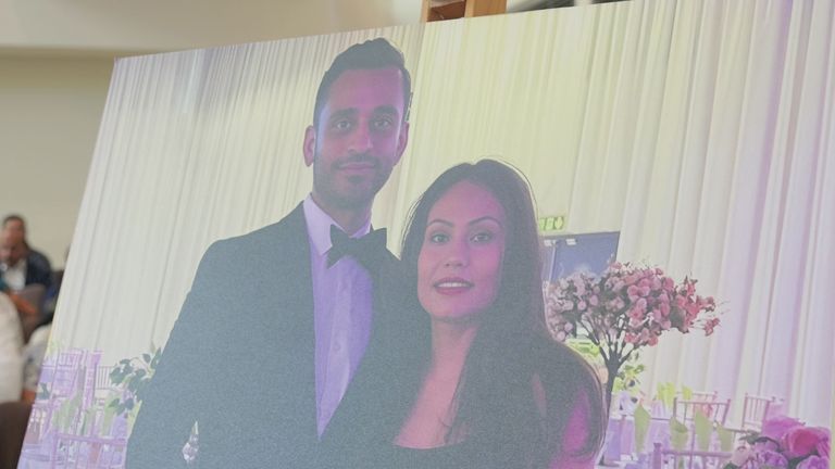 Foto Sunny dan Monali Patel, yang meninggal dalam kecelakaan pesawat Air India, dipajang pada sebuah aksi