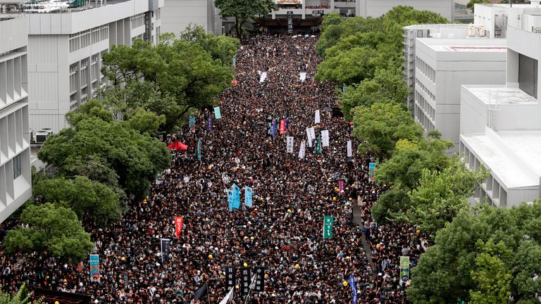 Mahasiswa memboikot kelas mereka saat mereka mengambil bagian dalam protes terhadap RUU ekstradisi di Chinese University of Hong Kong, China 2 September 2019. REUTERS/Tyrone Siu REFILE - INFORMASI KOREKSI