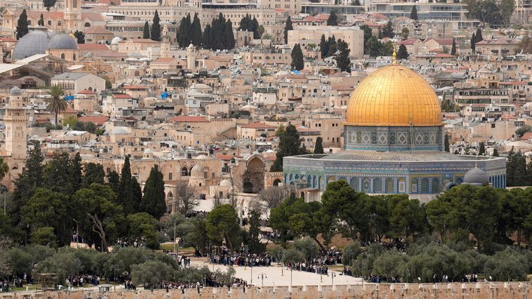 FOTO FILE: Pemandangan umum kompleks Al-Aqsa, juga dikenal oleh orang Yahudi sebagai Bukit Bait Suci, saat jamaah Muslim menghadiri sholat Jumat terakhir 