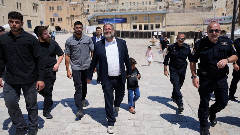 Menteri Keamanan Nasional sayap kanan Israel Itamar Ben-Gvir, tengah, diapit oleh detail keamanannya, mendekati pintu masuk ke situs suci paling sensitif Yerusalem di Kota Tua, pada 13 Agustus 2024. (AP Photo/Ohad Zwigenberg, File)
