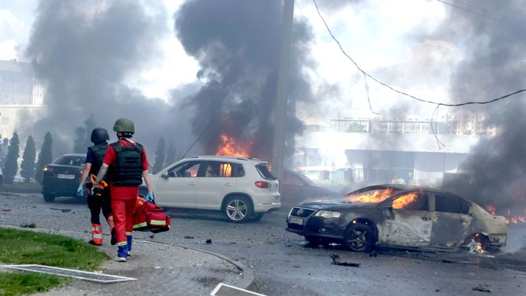 Mobil yang terbakar terlihat di lokasi serangan udara Rusia, di tengah serangan Rusia ke Ukraina, di Kharkiv, Ukraina 24 Juli 2025. REUTERS/Sofiia Gatilova