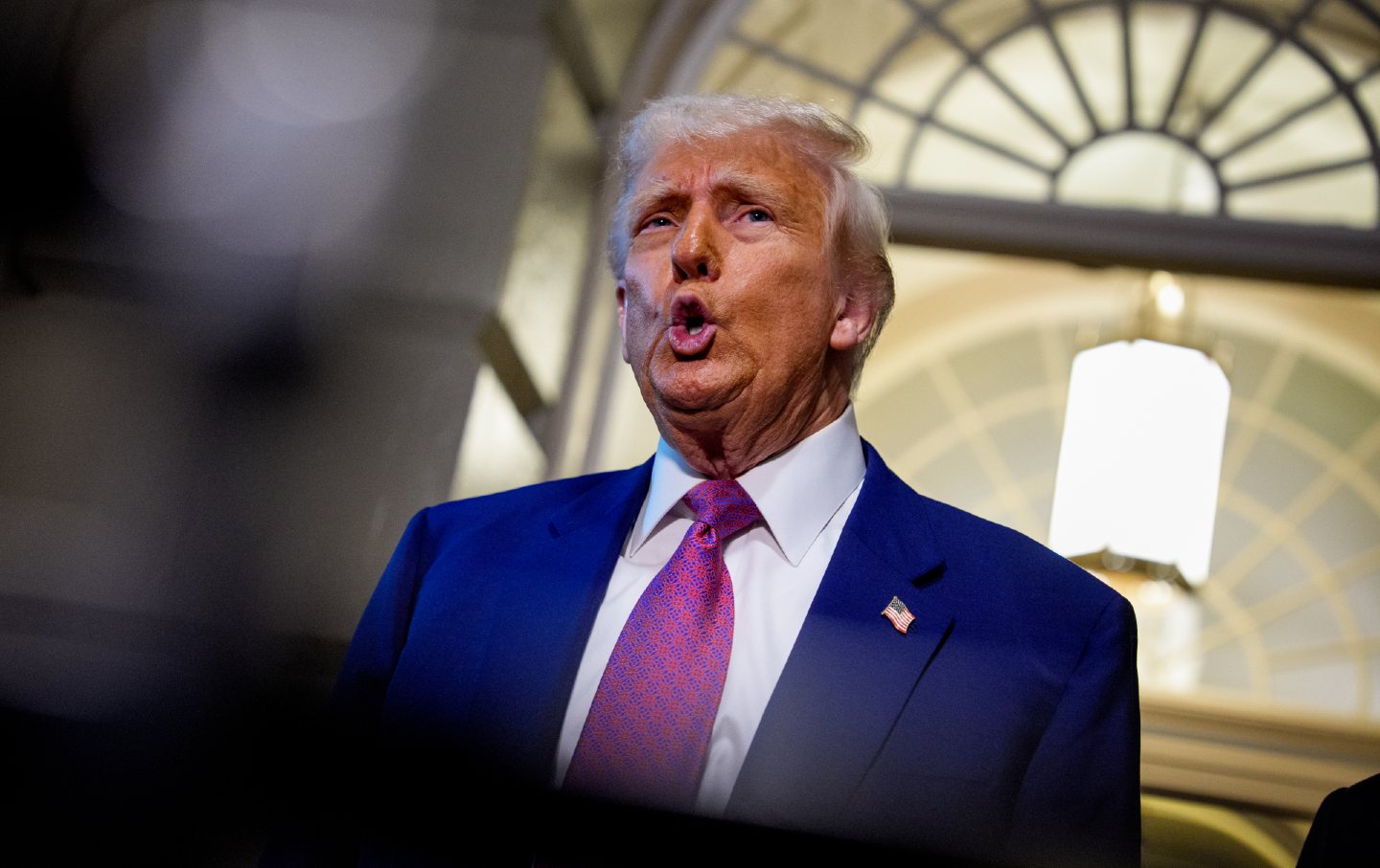 Donald Trump berbicara kepada anggota media saat dia meninggalkan pertemuan Partai Republik DPR di Capitol AS pada 20 Mei 2025, di Washington, DC. Trump bergabung dengan anggota parlemen DPR yang konservatif untuk membantu mendorong RUU anggaran mereka setelah diluluskan oleh Komite Anggaran DPR pada Minggu malam.