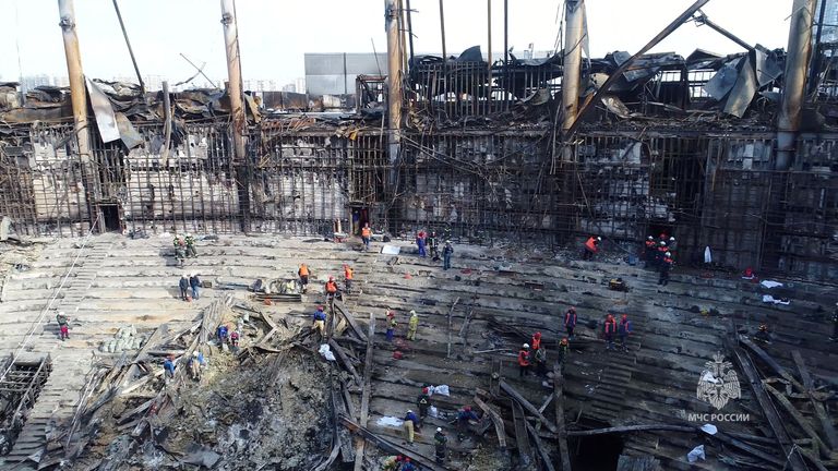 Balai Kota Crocus yang terbakar setelah serangan di tempat konser. Foto: Kementerian Darurat Rusia/Reuters