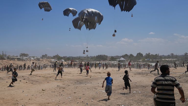 Palestina bergegas mengumpulkan bantuan kemanusiaan di Gaza. Foto: AP