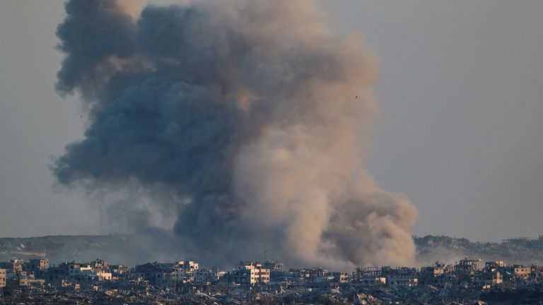 Asap membubung setelah ledakan di Gaza. Foto: Reuters