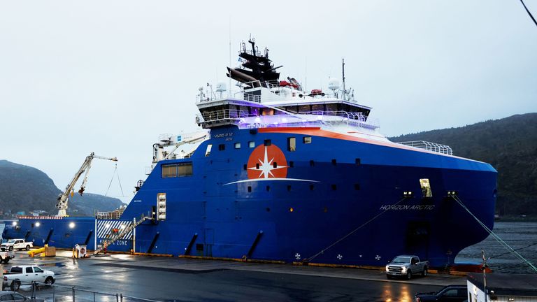 Kapal lepas pantai Horizon Arctic sedang menuju ke situs pencarian