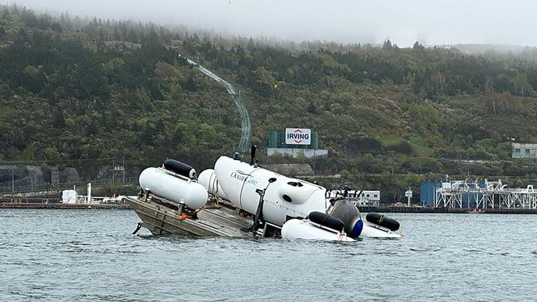 Foto selebaran tanpa tanggal yang dikeluarkan oleh Action Aviation dari kapal OceanGate Expeditions yang digunakan untuk lokasi puing-puing Titanic. Tim penyelamat melanjutkan pencarian kapal wisata kapal selam yang hilang selama pelayaran ke kapal karam Titanic dengan miliarder Inggris Hamish Harding di antara lima orang di dalamnya. Kapal OceanGate Expeditions yang beranggotakan lima orang itu dilaporkan terlambat pada Minggu malam sekitar 435 mil selatan St John's, Newfoundland. Tanggal penerbitan: Selasa 20 Juni 2