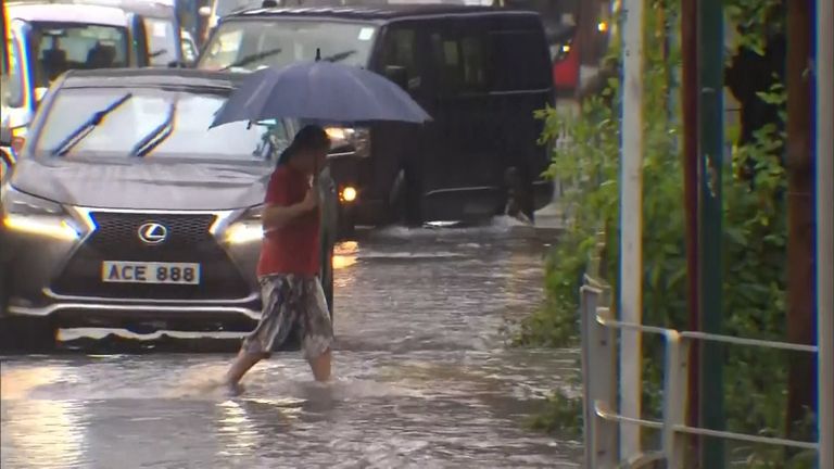 Hong Kong mengeluarkan peringatan badai 'hitam' tingkat tertinggi, karena hujan deras memicu banjir dan tanah longsor