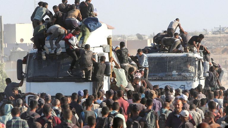 Warga Palestina naik truk saat mencari pasokan bantuan di Khan Younis, Jalur Gaza selatan, 4 Agustus 2025. REUTERS/Hatem Khaled