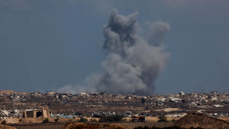 Asap membubung menyusul ledakan di Gaza, terlihat dari Israel, 5 Agustus 2025. REUTERS/Amir Cohen KUALITAS TERBAIK TERSEDIA