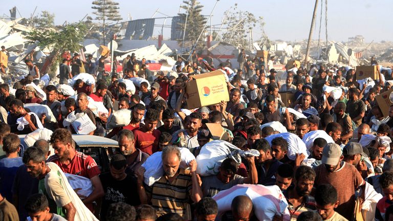 Palestina membawa pasokan bantuan di Khan Younis, Jalur Gaza selatan, 4 Agustus 2025. REUTERS/Hatem Khaled
