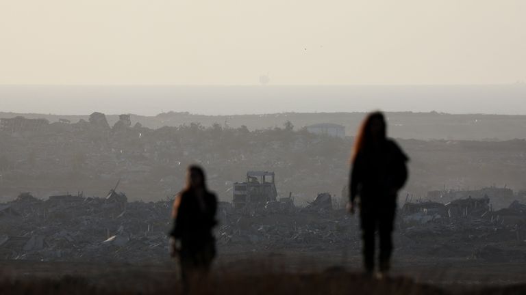 Tentara Israel menghadap ke Jalur Gaza, terlihat dari sisi Israel di perbatasan Israel-Gaza
