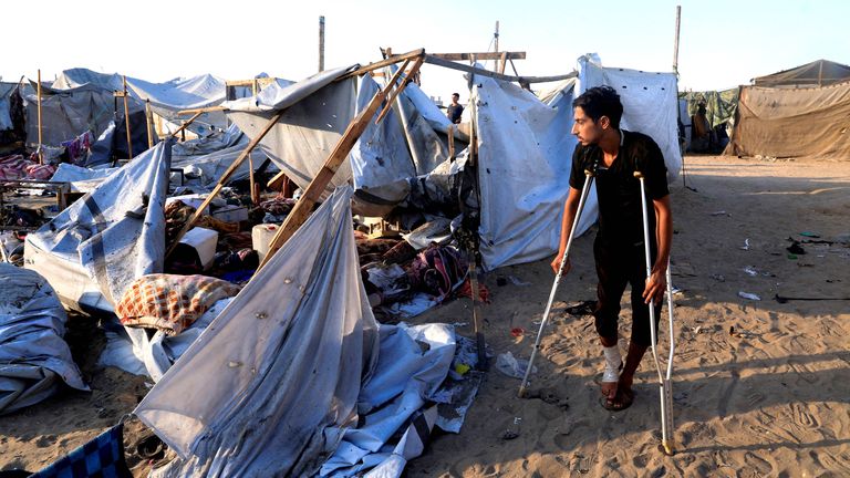 Palestina memeriksa kerusakan di lokasi serangan Israel semalam di Khan Younis. Foto: Reuters
