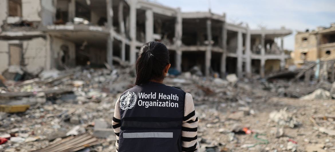 Seorang pekerja WHO menilaiRumah sakit yang hancur di Gaza utara. Seorang pekerja WHO menilai rumah sakit yang hancur di Gaza utara.