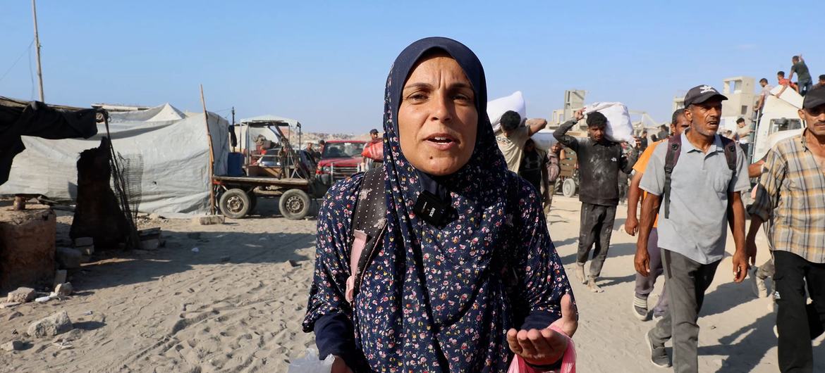 Asma Masoud, seorang wanita pengungsi dari Gaza utara, kembali dari pencarian makanan. Asma Masoud, seorang wanita yang mengungsi dari utaran Gaza, kembali dari pencarian makanan.