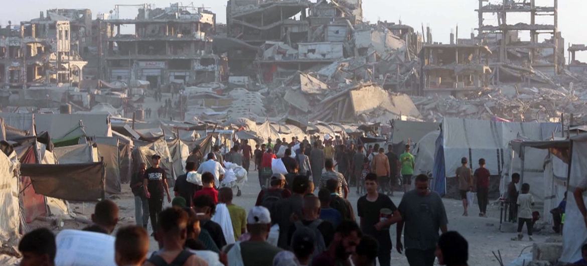 Ribuan warga Palestina mencari bantuan tiba dari penyeberangan Zikim Israel di Gaza utara. Ribuan warga Palestina mencari bantuan tiba dari penyeberangan Zikim Israel di Gaza utara.