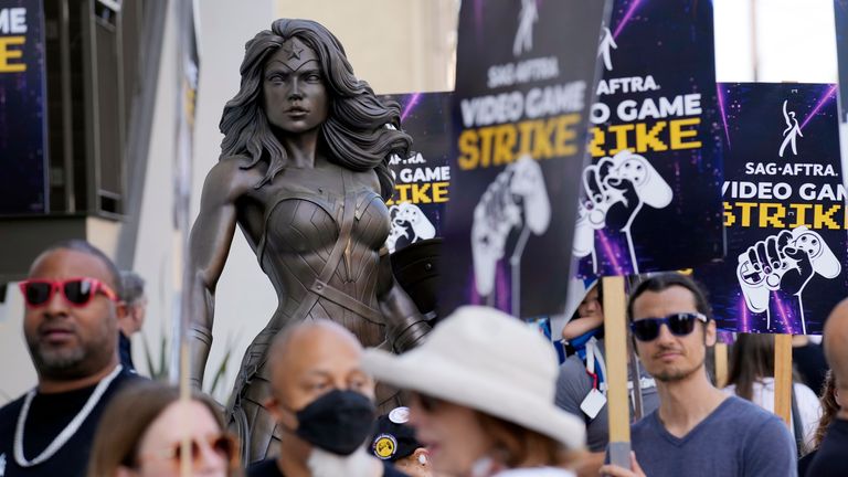Demonstran di garis piket di luar Warner Bros. Studios pada Agustus 2024. Gambar file: AP