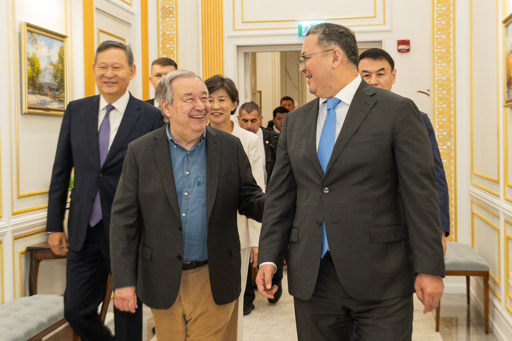 Sekretaris Jenderal PBB António Guterres (tengah), bersama Wakil Perdana Menteri dan Menteri Luar Negeri Murat Nurtleu (kiri), dan Perwakilan Tetap Kazakhstan untuk PBB Kairat Umarov (kanan), tiba di Almaty, Kazakhstan.