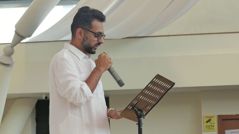 Miten Patel, yang orang tuanya Ashok dan Shobhana Patel meninggal dalam kecelakaan pesawat Air India, membacakan eulogi