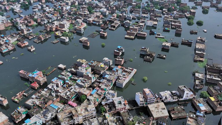 Pemandangan udara rumah-rumah yang terendam di tepi sungai Ganga setelah hujan monsun lebat, di Prayagraj, India. Foto: AP