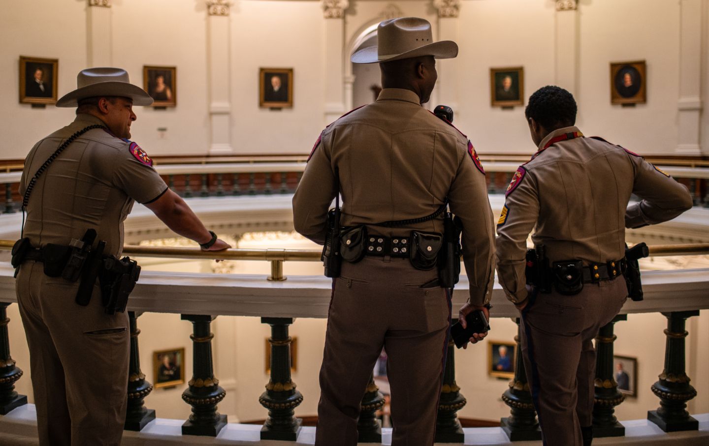 Anggota Departemen Keamanan Publik Texas di dalam Texas State Capitol di Austin, Texas, AS, pada hari Senin, 4 Agustus 2025. Gubernur Texas Greg Abbott memerintahkan penangkapan anggota parlemen Demokrat yang meninggalkan negara bagian untuk memblokir pemungutan suara kontroversial pada peta kongres baru.