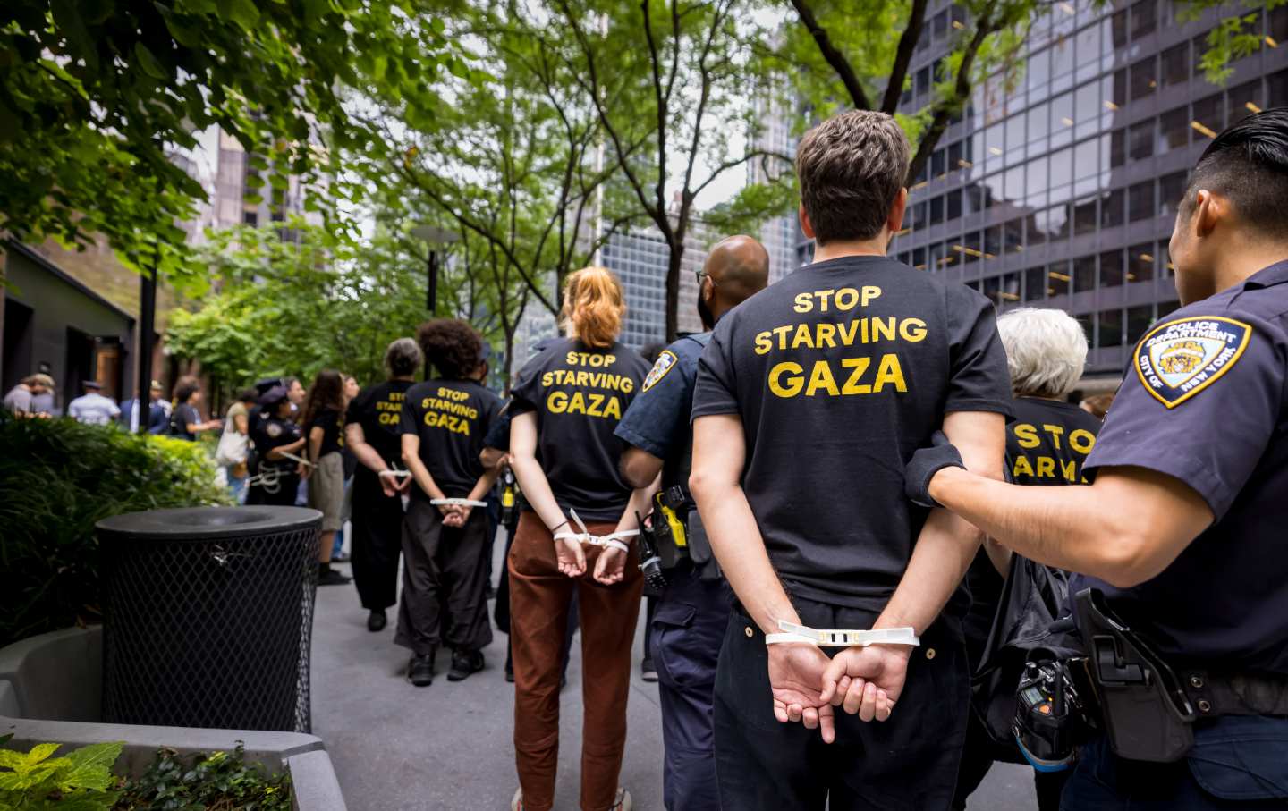 Anggota Jewish Voice for Peace dibawa pergi setelah ditangkap karena menduduki kantor Senator Chuck Schumer dan Kirsten Gillibrand di New York pada 1 Agustus 2025.