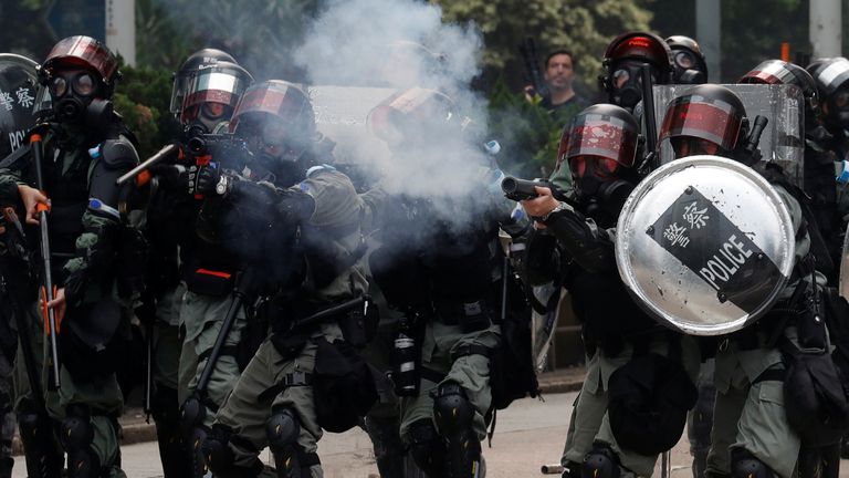 Polisi anti huru-hara menembaki pengunjuk rasa anti-pemerintah selama demonstrasi di distrik Admiralty, Hong Kong, China, 29 September 2019. REUTERS/Jorge Silva
